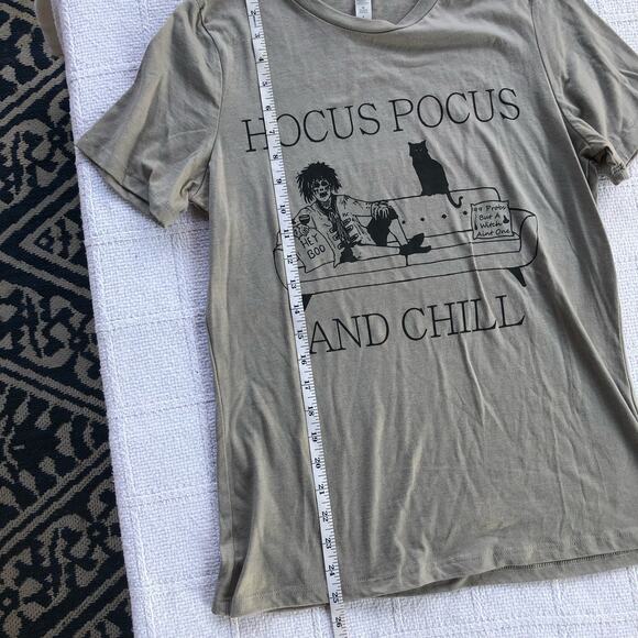 Hocus Pocus and Chill Graphic T-shirt Womenβs Size Small Halloween Binx Billy - Picture 5 of 7